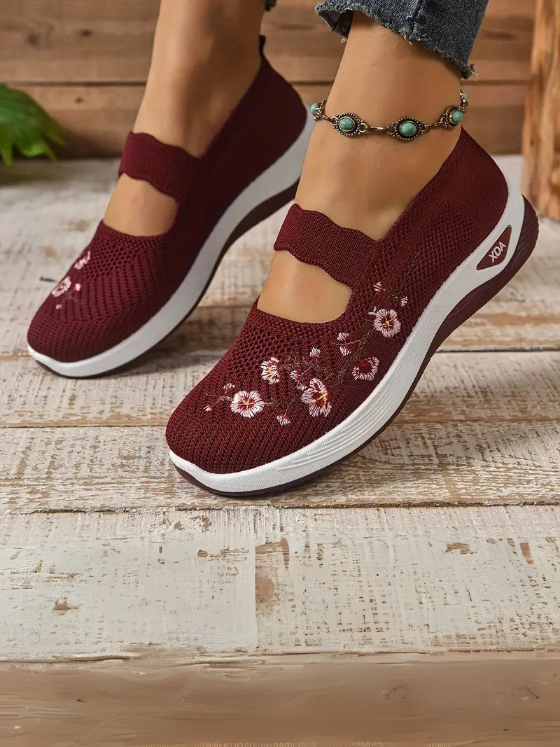 Kauçuk Tabanlı Üst Kumaş ve Astarlı Düşük Topuklu Rahat Siyah Kadın Sneaker