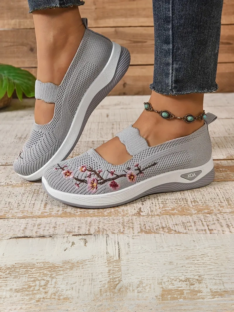 Kauçuk Tabanlı Üst Kumaş ve Astarlı Düşük Topuklu Rahat Siyah Kadın Sneaker