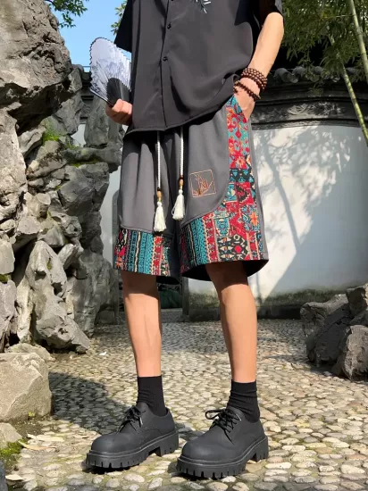 Geometrik Desenli Rahat Kesim Yaz Stili Polyester Karışımı, Kültürel ve Açık Hava Etkinlikleri İçin Mükemmel Erkek Şort