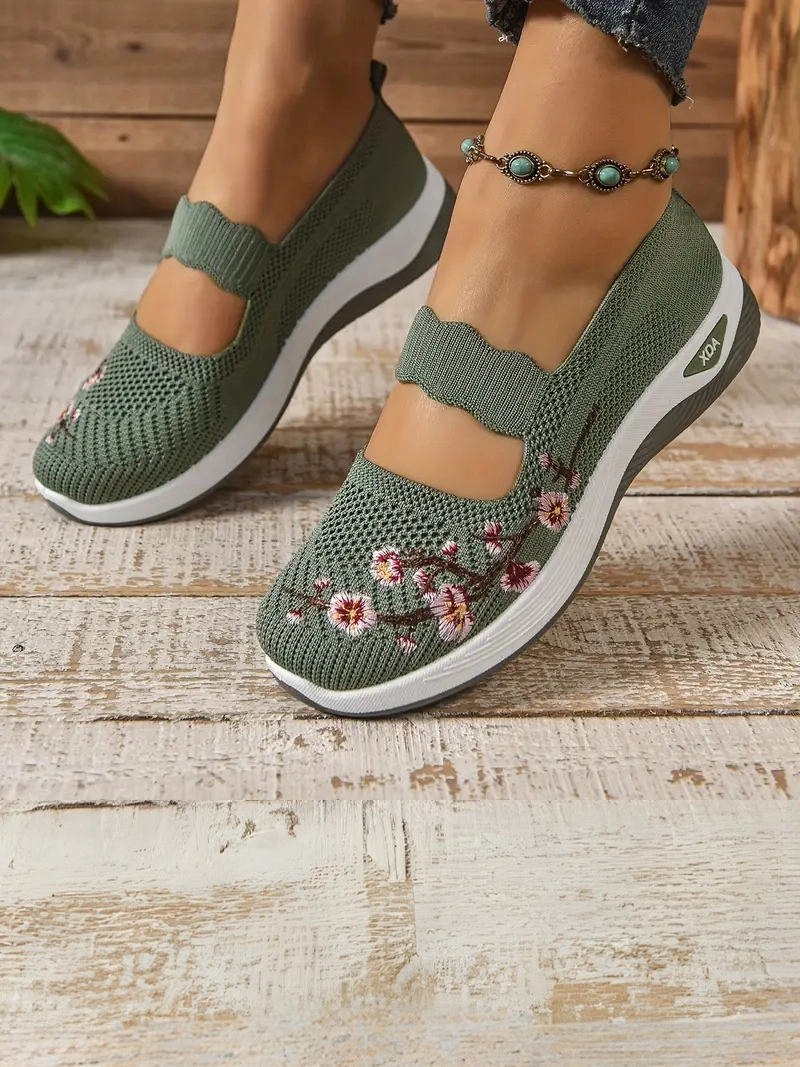 Kauçuk Tabanlı Üst Kumaş ve Astarlı Düşük Topuklu Rahat Siyah Kadın Sneaker